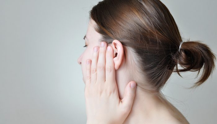 Уплотнение рядом с ухом болит